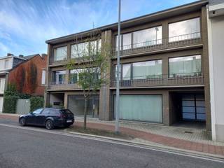 Opbrengsteigendom bestaande uit 7 appartementen, 1 handelspand en overdekte garage met autostaanplaatsen en bergruimtes in het centrum van...