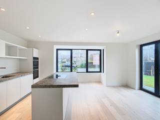 Indeling: Inkomhal met gastentoilet, zitruimte met toegang tot de tuin met zongericht terras. Ruime leefkeuken. Berging.Op de eerste verdieping: 3...