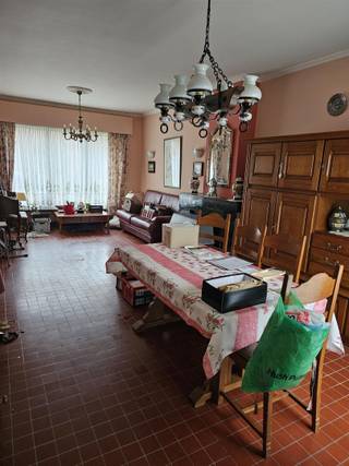 Rustig gelegen, te renoveren rijwoning op een perceel van 128 m². Indeling: Inkomhal, ruime living, aparte ingerichte keuken (vernieuwd), berging en apart toilet, tweede berging en kelder. Verdieping: 2 grote en 1 kleine kamer. Zolderluik naar de ruime zolder (dak in goede staat maar niet geïsoleerd). Recente nieuwe ramen, gaskachel in de living, Zonnig stadstuintje.