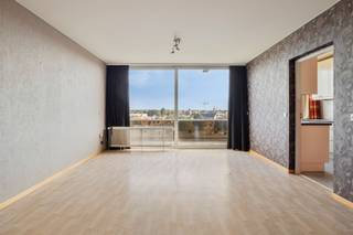<p><span>Op zoek naar een </span><span>ruim appartement met veel potentieel</span><span> dat je volledig naar eigen smaak kunt inrichten? Dan is dit appartement zeker een bezoek waard.</span></p><p><span>Gelegen op de </span><span>zesde verdieping van een verzorgde residentie met lift</span><span>, geniet je hier van een aangenaam gevoel van ruimte en een </span><span>mooi open uitzicht over Schoten</span><span>.</span></p><p><span>Het appartement beschikt over een </span><span>ruime en lichtrijke leefruimte</span><span>, een aparte keuken, een badkamer met inloopdouche en aansluitingen voor wasmachine en droogkast, </span><span>twee volwaardige slaapkamers</span><span>, een apart toilet en een praktische berging.</span></p><p><span>Extra troeven zijn de </span><span>dubbele beglazing</span><span>, de goed onderhouden residentie, een </span><span>gemeenschappelijke tuin</span><span>, ideaal voor wie een hond heeft, en een </span><span>ondergrondse fietsenberging</span><span>.</span></p>