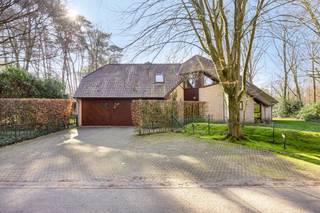 Welkom in Keerbergen! Ontdek deze prachtige villa uit 1996, gelegen in een groene oase vlakbij het meer en in een doodlopende straat. Gezien...