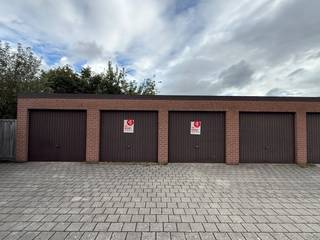 Twee garageboxen te koop in de Koekuitweg te Anzegem. Deze zijn gelegen in een rustige woonwijk, nabij invalswegen.<br /><br />Elke garagebox werd stevig gebouwd en het dak is geïsoleerd.<br /><br />Beide garageboxen zijn op heden verhuurd voor onbepaalde duur.<br /><br />Afmetingen:<br />- Breedte poort: 2,30m<br />- Hoogte poort: 2m<br />- Breedte garage: 2,75m<br />- Diepte garage: 5,45m<br /><br />Wenst u meer informatie of een afspraak ter plaatse? Contacteer ons 056 605 605. <br /><br /><br /><br />Bestuursmaatregelen in het maatregelenregister: nee