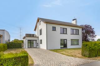 <p><span><strong>Uniek eigendom</strong> in <strong>agrarische zone</strong> met een <strong>zeldzame </strong>combinatie van ruimte, rust en mogelijkheden. De volledig <strong>gerenoveerde woning </strong>wordt achteraan en zijdelings omgeven door bijna <strong>16.000 m² aan uitgestrekte weilanden</strong>.<strong> </strong>Naast de woning bevindt zich eveneens een <strong>gerenoveerde serre</strong>, ideaal voor zelfstandige activiteiten, opslag of een atelier. Het stuk landbouwgrond ligt braak en is momenteel dienstig voor paarden. Er is meer dan voldoende parkeergelegenheid aanwezig.<br /><br /></span><strong>Indeling:<br /></strong><span><strong>Woning:<br /></strong></span><span>Gelijkvloers:</span><br />De inkomhal geeft rechts toegang tot een ruime, lichtrijke leefruimte met haard. Aansluitend bevindt zich de eetkamer, die naadloos overgaat in de open keuken. Deze landelijke keuken is volledig uitgerust met kwalitatieve toestellen en luxueuze afwerking. Achter de keuken bevindt zich een praktische bergplaats.</p>
<p>Achteraan is er een polyvalente ruimte met ingemaakte kasten en een apart toilet. Deze sluit aan op twee afzonderlijke zones: een yoga-/ontspanningsruimte en een compacte praktijk- of kantoorruimte.</p>
<p>Via zowel de yogaruimte als de eetkamer bereik je de <strong>aangelegde tuin</strong>, die uitkijkt over de omliggende weilanden en voorzien is van gezellige inrichtingen.</p>
<p><span>Eerste verdieping:</span><br />Op de bovenverdieping bevinden zich 3 à 4 slaapkamers, waarvan de master bedroom beschikt over een dressing. De badkamer is uitgerust met een inloopdouche, ligbad, dubbele wastafel en handdoekradiator. Daarnaast is er een ruime wasplaats met extra toilet. Alle ruimtes genieten van prachtige uitzichten en de slaapkamers zijn voorzien van airco. Er bestaat de mogelijkheid om nog een vaste trap te maken ter inrichting van de zolder.<br /><br /><span><strong>Serre/ atelier:</strong></span><br />Het <strong>gerenoveerde atelier</strong> beschikt over hoge plafonds en maar liefst <strong>45 zonnepanelen</strong>. Een uiterst polyvalente ruimte, ideaal voor zelfstandige beroepen of stockage.<br /><br /><span><strong>Weilanden:</strong></span><br />Achterliggend geniet het perceel nog van bijna 16.000<span>m² aan weiland wat zorgt voor een oase van rust.<br /><br /><strong>Bijzonderheden:<br />Energiezuinig</strong> label B;<strong><br /></strong>Ideale combinatie woon/ werk/ ontspanning;<br />Woning met laadpaal, ventilatie type D, airco, alarm, ingebouwd geluidssysteem, zonnecollector...;<br />Totaalrenovatie;<br />Hippische ligging.<br /><br /><strong>Locatie:<br /></strong>Dit eigendom is volledig gelegen in agrarische zone (zonevreemd - vergund). Hier kan dus niet meer bijgebouwd worden door buren wat het idyllische karakter vrijwaard. <strong>Landelijk gelegen</strong>, maar toch op een boogscheut van het centrum en winkels.<br /><br /></span></p>