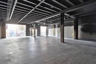 Op zoek naar een zéér ruim commercieel pand in Beveren met onmiddellijke beschikbaarheid?Dit handelspand in de Vrasenestraat biedt een totale...