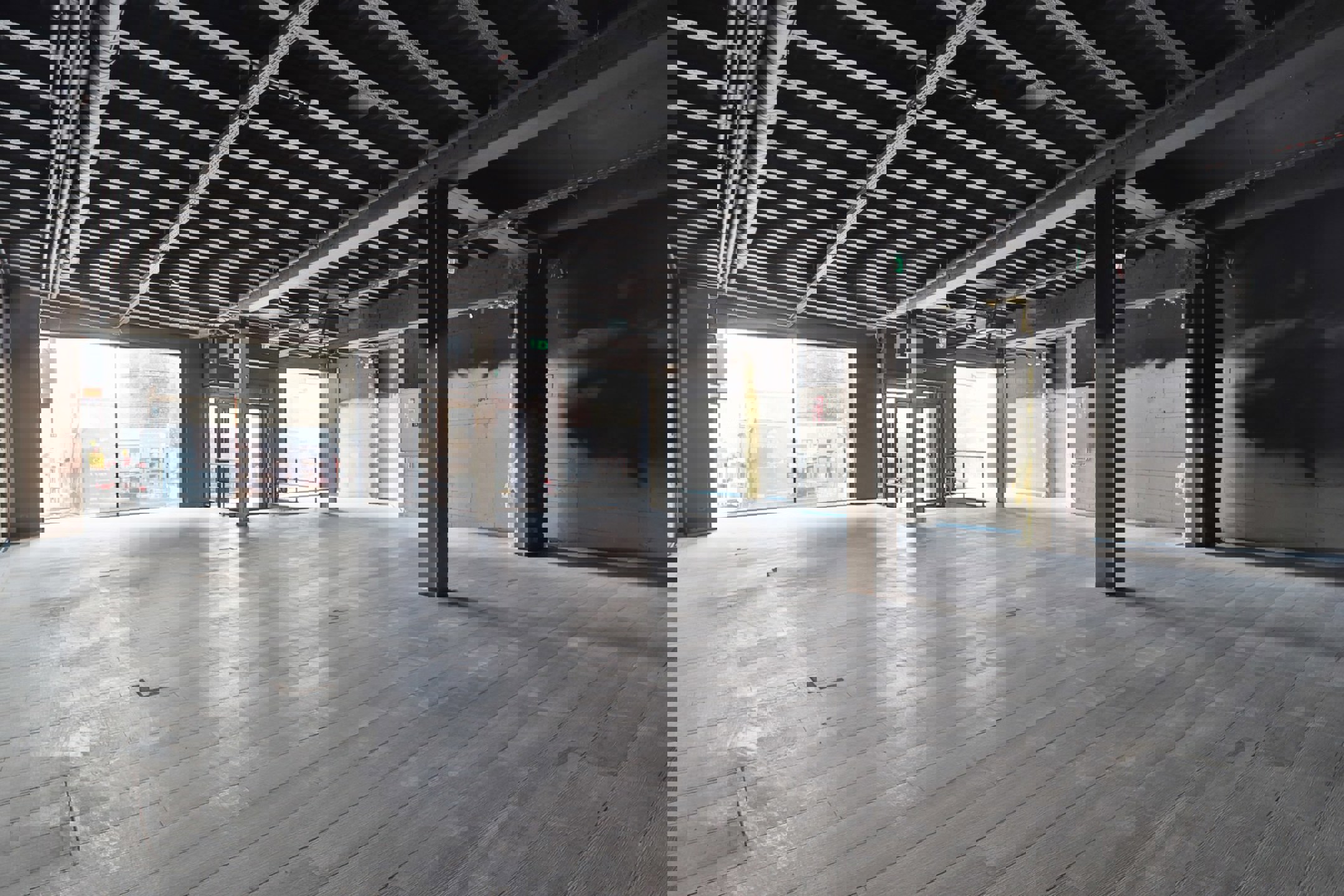 Grote handelsruimte met opslagruimte in commercieel centrum - foto 3