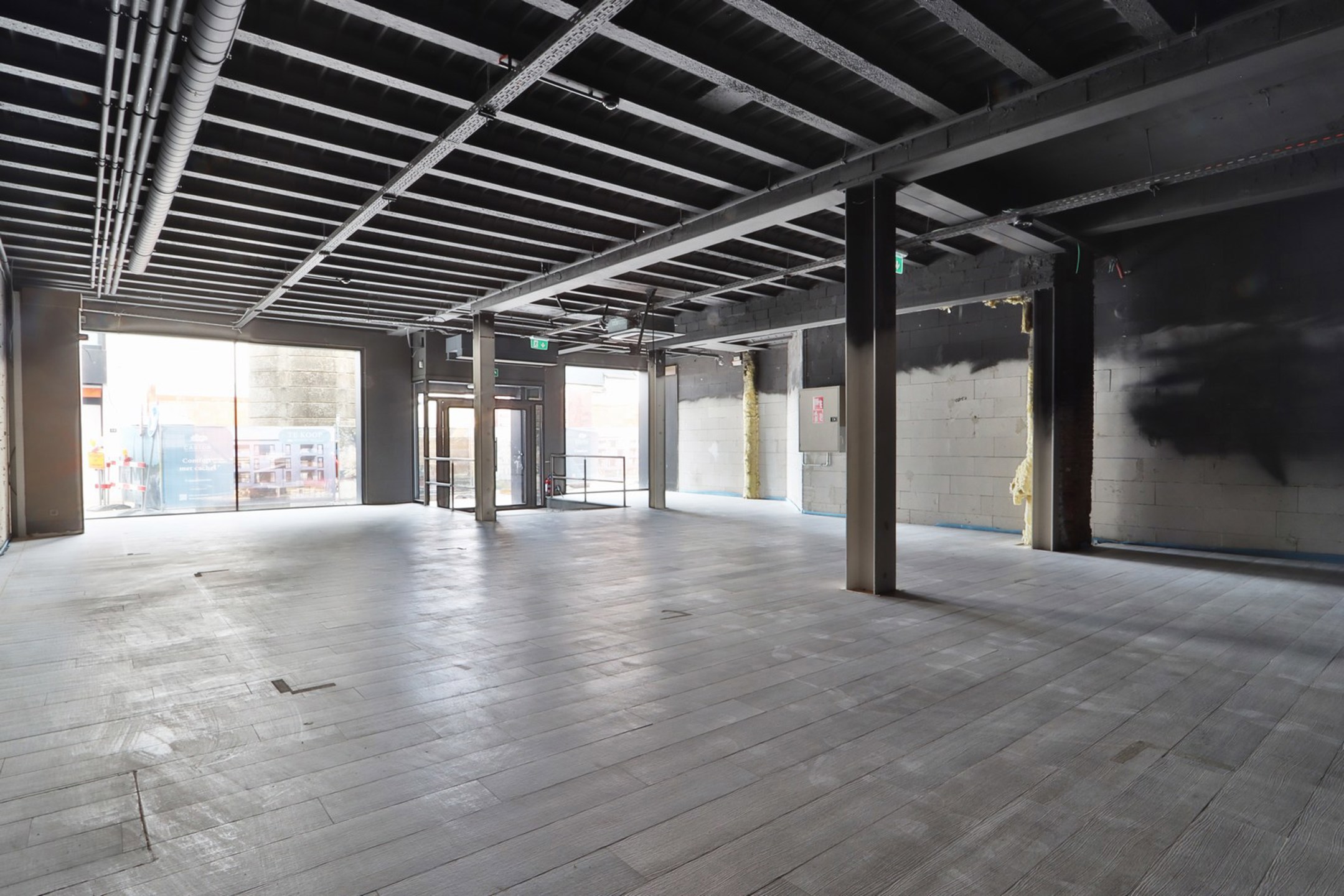 Grote handelsruimte met opslagruimte in commercieel centrum - foto 3