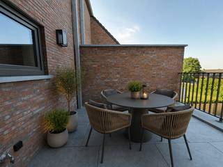 <p>Energiezuinig nieuwbouw-appartement (duplex) gelegen te Wakken vlakbij diverse winkels (slager, bakker, …), openbaar vervoer, centrum Wakken en steden zoals Waregem, Tielt, …</p>
<p>Het appartement is gelegen op wandelafstand van het Provinciedomein “Baliekouter” met verschillende wandelroutes, …</p>
<p>Daarnaast is er een vlotte verbinding naar autosnelwegen richting GENT-KORTRIJK-ROESELARE-BRUGGE.</p>
<p>Er werd gebruik gemaakt van kwaliteitsvolle materialen + stijlvolle inrichting.</p>
<p>Indeling:</p>
<ul>
<li>Lichtrijke leefruimte met open, ingerichte keuken</li>
<li>Apart toilet</li>
<li>Aparte berging/wasruimte</li>
<li>2 slaapkamers</li>
<li>Badkamer uitgerust met badkamermeubel & douche</li>
<li>Zonnig terras</li>
</ul>
<p>Algemene info:</p>
<ul>
<li>E-peil: < 30</li>
<li>Oppervlakte appartement: +/- 89 m²</li>
<li>Oppervlakte terras: +/- 13 m²</li>
<li>appartement werd volledig geschilderd voor intrede + lichtarmaturen voorzien</li>
<li>bepaalde beelden zijn digitaal geoptimaliseerd/virtueel ingericht, elementen kunnen licht afwijken van de realiteit. Voor een correcte weergave verwijzen wij naar een plaatsbezoek.</li>
</ul>
<ul>
<li><u>maandelijkse provisie gemeenschappelijke lasten: € 60</u></li>
<li>maandelijkse huurprijs carport + afzonderlijke berging: € 85</li>
</ul>
<p>Indien u bijkomende info of een bezoek wenst, contacteer IMMO-DEAL BV op 0486 72 70 73</p>