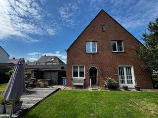 Te renoveren woning met garage nabij het centrum van Izegem<br /><br />De woning heeft een bewoonbare oppervlakte van 176 m² en is gelegen op een perceel van 296 m². Het is rustig gelegen en nabij het centrum met uitstekende bereikbaarheid naar talrijke voorzieningen.<br /><br />Je komt binnen via de inkomhal met een trap naar de eerste verdieping. Op het gelijkvloers vind je de keuken, leefruimte en eetkamer. Vanuit de keuken is er toegang tot de gezellige tuin. <br /><br />Op de eerste verdieping bevinden zich drie slaapkamers en een badkamer. Via de zoldertrap heb je toegang tot de zolderruimte. Garage aanwezig<br /><br />Troeven:<br />- Rustige ligging<br />- Goede bereikbaarheid, nabij talrijke voorzieningen<br />- 3 slaapkamers<br />- aparte garage<br /><br />Interesse? Contacteer ons voor verdere info en een afspraak.<br />