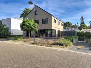 Op zoek naar een plek voor uw zaak, praktijk of kantoor? Aan de Sint-Jobstraat 34 in Bolderberg, Heusden-Zolder, biedt dit handelsgelijkvloers heel wat mogelijkheden. De omgeving met winkels, horeca en lokale handelszaken vormt een aangename uitvalsbasis voor uw activiteit. Dankzij de ruime parkeermogelijkheden kunnen klanten en medewerkers bovendien comfortabel parkeren.<br /><br />Bolderberg combineert een groene omgeving met een sportief en recreatief karakter. Domein Bovy en het vijverlandschap van De Wijers bieden tal van wandel- en fietsmogelijkheden. Ook Circuit Zolder en de moderne wielerpiste van de Velodroom geven de omgeving een bijzondere dynamiek. De ontwikkeling van Domein Bovy als toegangspoort tot De Wijers en de uitgebouwde sportinfrastructuur versterken het veelzijdige karakter van de buurt.<br /><br />Het handelsgelijkvloers beschikt over een oppervlakte van 107 m² volgens het EPC en heeft een energiezuinig B-label. De huidige indeling bestaat uit verschillende afzonderlijke ruimtes, ideaal voor een praktijk, kantoor of een activiteit waarbij meerdere werk- of gespreksruimtes gewenst zijn. Verkiest u een open handelsruimte? Dan kan het gelijkvloers eenvoudig opnieuw worden samengebracht tot één grote ruimte, zoals weergegeven op het plan.<br /><br />Een inkom, sanitaire voorzieningen en een praktische berging met kitchenette vervolledigen het geheel. De eigen tuin biedt een aangename buitenruimte om tussendoor even te ontspannen. De flexibele indeling en ruime parkeermogelijkheden maken dit pand interessant voor uiteenlopende professionele activiteiten.<br /><br />De vermelde vraagprijs heeft uitsluitend betrekking op het handelsgelijkvloers. Het bovenliggende appartement is niet inbegrepen in deze prijs.<br /><br />Ontdek de mogelijkheden voor uw zaak en maak een afspraak voor een bezoek.