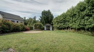 Zeer rustig en residentieel gelegen villa in pastorale stijl op 9 are 64 ca met aangelegde tuin in een doodlopende straat.Zuid-west georiënteerd met...