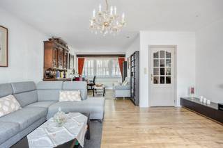 <p>Ben je op zoek naar een instapklare woning op een rustige en centrale ligging in Edegem?<br />Dan is deze charmante woning in de Victoriastraat zeker een bezoek waard.<br /><br />Je komt de woning binnen via de inkomhal, . De ruime leefruimte geniet van een aangename natuurlijke lichtinval.<br />Aansluitend bevindt zich de moderne open keuken, voorzien van talrijke ingemaakte kasten en alle nodige comfort.<br />Verder vind je op het gelijkvloers een praktische berging/wasplaats met aansluitingen voor wasmachine en droogkast, evenals een apart toilet.<br />Via de keuken bereik je de zonnige tuin, waar je heerlijk kan ontspannen onder de pergola.<br />Achteraan bevindt zich een ruim tuinhuis, ideaal voor het opbergen van fietsen, tuinmateriaal of extra stockage.<br /><br />Op de eerste verdieping bevinden zich<strong> twee volwaardige slaapkamers</strong>.<br />De badkamer is uitgerust met een ligbad, lavabomeubel en toilet.<br />De zolderverdieping werd gerenoveerd en kan je inrichten als derde <strong>slaapkamer</strong>.<br /><br />Extra troeven:</p>
<ul>
<li>12 zonnepanelen</li>
<li>Kelder</li>
<li>Moderne open keuken</li>
<li>Zonnige tuin met pergola</li>
<li>Praktisch tuinhuis</li>
<li>Rustige, gegeerde ligging in Edegem</li>
</ul>
<p><br />Een verzorgde woning die comfort, gezelligheid en energiezuinigheid combineert op een uitstekende locatie.<br />Bel ons snel op 03/775.78.79 voor een bezoek!<br />Ben je ook van plan jouw eigendom te verkopen? Maak een afspraak voor een gratis schatting, wij maken er samen een succesverhaal van.</p>
