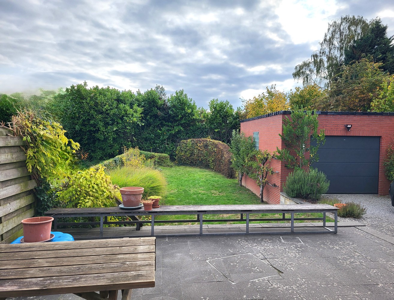 Instapklare gezinswoning, grote slaapkamers, nieuwe keuken en badkamer met zuidgerichte tuin en garage - foto 3