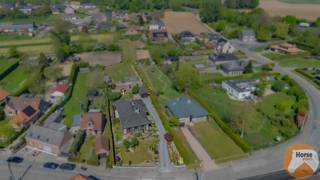 EERSTE BEZOEKDAG ZATERDAG 23/05 VAN 10U TOT 15U (enkel op afspraak!) <br /><br />VLIERZELE - Charmante open bebouwing op ca. 25 are met volledige onderkeldering en zolder van 85 m²<br /><br />In een rustige en groene omgeving te Sint-Lievens-Houtem bevindt zich deze charmante open bebouwing op een prachtig perceel van ca. 25 are.<br /><br />De woning is volledig ingericht op het gelijkvloers, wat zorgt voor een bijzonder praktische indeling en aangenaam wooncomfort. Via de inkomhal bereikt u de lichtrijke leefruimte met karaktervolle elementen zoals houten balken en een gezellige haard. Aansluitend bevinden zich de eetplaats en de ruime keuken die zicht biedt op de tuin en het omliggende groen.<br /><br />Verder beschikt de woning over 3 volwaardige slaapkamers en een functionele badkamer.<br /><br />Een absolute troef is de zolderverdieping van maar liefst 85 m², die tal van mogelijkheden biedt voor het creëren van extra slaapkamers, een hobbyruimte of bureau.<br /><br />Daarnaast is de woning volledig onderkelderd, ideaal als opslagruimte, werkplaats of voor zelfstandige activiteiten. In combinatie met de garage en de ruime oprit biedt deze eigendom bijzonder veel praktische mogelijkheden.<br /><br />Het perceel zelf is diep, zonnig en geniet achteraan van een open groen zicht. Perfect voor wie houdt van rust, ruimte en privacy of voor wie dieren aan huis wenst te houden.<br /><br />Deze eigendom combineert comfortabel gelijkvloers wonen met uitzonderlijk veel bergruimte en uitbreidingspotentieel. Zelden aanbod met deze combinatie van perceelgrootte, kelderruimte en potentieel. Interesse? Neem gerust contact op via 053606566!