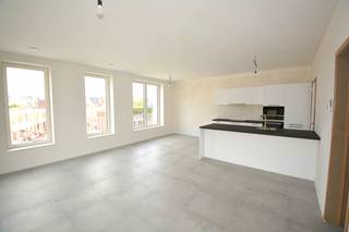 Energiezuinig nieuwbouwappartement gelegen op een absolute toplocatie, rustig gelegen aan het parkgebied Oude God en op wandelafstand van de Statielei, bestaande uit: inkomhal met apart toilet en handenwasser; ruimte voor vestiaire; leefruimte met veel lichtinval, grenzend aan een zonnig, ruim terras; volledig ingerichte open keuken; handige bijkeuken met aansluiting voor wasmachine; 2 slaapkamers, badkamer voorzien van dubbel lavabomeubel en ligbad/douche. Gemeenschappelijke fietsenstalling en mogelijkheid tot aankoop van ondergrondse autostaanplaats en kelder. Prachtig appartement voorzien van alle modern comfort (ventilatiesysteem type D, individuele zonnepanelen, vloerverwarming, kamerhoge ramen, plafonds van 2,8 meter hoog, ...). De appartementen zijn beschikbaar bij akte. Verkoop onder BTW-stelsel. Op onze website kan u ook het aanbod van fase 2 vinden in dit project! <br /><br /> 