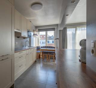 Cet appartement prêt à emménager avec emplacement de parking à Sint-Jans-Molenbeek est situé dans la résidence soignée Sleutelplas, au deuxième...