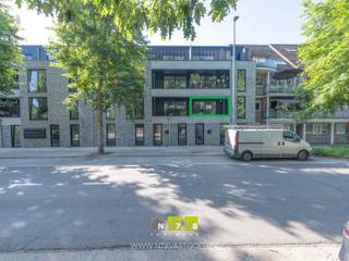 <span><strong>APPARTEMENT MET EEN SLAAPKAMER TE GENK.<br /><br /></strong><strong>WERKWIJZE HUURDOSSIER<br /></strong>Interesse? Surf dan zeker naar onze advertentie via https://www.groepn.be/appartement-te-huur-in-genk/7771776<br />Uw kandidatuur kan ingediend worden via https://mijnhuurprofiel.be/property/f40a4399-99bf-4402-a805-2c08d9dab48c/login<br />Aanvaarding gebeurt steeds in overleg met de verhuurder op basis van de gevraagde gegevens en documenten.<strong><br /><br />EXTRA INFORMATIE<br /></strong>- Maandelijkse huurprijs: 770 EUR.<br />- Gemeenschappelijke kosten: 80 EUR.<br />- Huurwaarborg: 3 maanden huur: 3 x 770 EUR = 2.310 EUR.<br />- Gewenste duur huurcontract: 1 jaar.<br />- Onmiddellijk beschikbaar.<br />- Kosten plaatsbeschrijving in- én uitrede zijn voor de helft ten laste van de huurder.<br />- EPC nog in opmaak.<br /><strong><br /><br />VERDIEPING +01<br /></strong>- Inkomhal (1,50m x 1,50m = 2,25m²): aansluiting wasmachine, tegelvloer.<br />- Woonkamer/keuken (5,50m x 3,50m + 4,50m x 2,00m = 28,25m²): ingerichte keukenwand met onder- en bovenkasten, enkele lavabo, inductiekookplaat met dampkap, combi-oven, vaatwasser, koelkast, toegang tot het terras, tegelvloer.<br />- Slaapkamer 1 (3,00m x 3,00m + 2,50m x 2m = 14m²): laminaat.<br />- Badkamer (1,50m x 2,00m = 3,00m²): douche, enkele lavabo, onderkast, spiegel, tegelvloer.<br />- Berging (1,00m x 2,00m = 2,00m²): technische ruimte, aansluiting wasmachine, tegelvloer.<br />- Toilet (1,00m x 1,00 = 1,00m²): hangtoilet, tegelvloer.<br /><strong><br /></strong><br /><br />Bekijkt u deze advertentie via een aanverwante vastgoedsite, surf dan zeker naar onze website <strong>www.N78vastgoed.be</strong> voor een uitgebreide beschrijving en foto's. <strong>Meer info: +32 (0)89 86 18 88 of info@N78vastgoed.be.</strong></span>