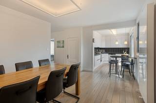 Appartement duplex unique et spacieux au cœur de Geel.<br /><br />Vous rêvez de vivre généreusement et confortablement dans une rue commerçante animée ? Cet appartement duplex exceptionnellement spacieux situé à Geel combine un emplacement central avec des espaces élégants et de caractère et une intimité optimale. Les boutiques et les restaurants chaleureux sont littéralement accessibles à pied.<br /><br />Disposition<br />Rez-de-chaussée : Hall d'entrée privé avec rangement et escalier intérieur menant au sommet. À l'arrière, vous trouverez une cour avec un escalier qui mène directement à la terrasse du premier étage.<br /><br />Premier étage : le cœur animé de la maison. Il dispose d'un espace de vie lumineux, d'une salle à manger, d'une cuisine ouverte joliment meublée et d'une terrasse attenante. Il y a une chambre spacieuse, une salle de bains spacieuse et des toilettes séparées. Parmi les avantages, citons la « salle à bijoux » exclusive (pouvant servir de bureau ou de salle de loisirs), un débarras et une buanderie.<br /><br />Deuxième étage : idéal comme maison d'hôtes ou résidence pour adolescents. Comprend une deuxième chambre principale avec dressing, un espace de musique ou de bureau multifonctionnel (possible comme 3e chambre), des rangements supplémentaires et des toilettes séparées.<br /><br />De plus, cet appartement dispose également d'un box de garage à l'arrière, qui est inclus dans le prix.<br /><br />Registre des mesures: non
