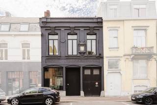 Statig wonen in hartje Kortrijk! Deze karaktervolle woning beschikt over een eigen oprit met plaats voor wel 3 wagens.<br /><br />Indeling van de woning: <br />Gelijkvloers: <br />- inkomhal met gastentoilet <br />- ruime woonkamer met hoge plafonds<br />- keuken voorzien van alle hedendaagse toestellen<br />- toegang tot de gezellige binnenkoer<br />- volledig onderkelderd<br /><br />Eerste verdiep: <br />- 2 kamers <br />- dressing<br />- toilet<br />- badkamer met bad en inloopdouche<br /><br />Er is nog een volledig afgewerkte zolderverdieping, toegankelijk met een vaste trap. <br /><br />Deze woning is onmiddellijk beschikbaar! <br />Vraag dus snel een bezoek aan voor deze topper via www.dewaele.com!