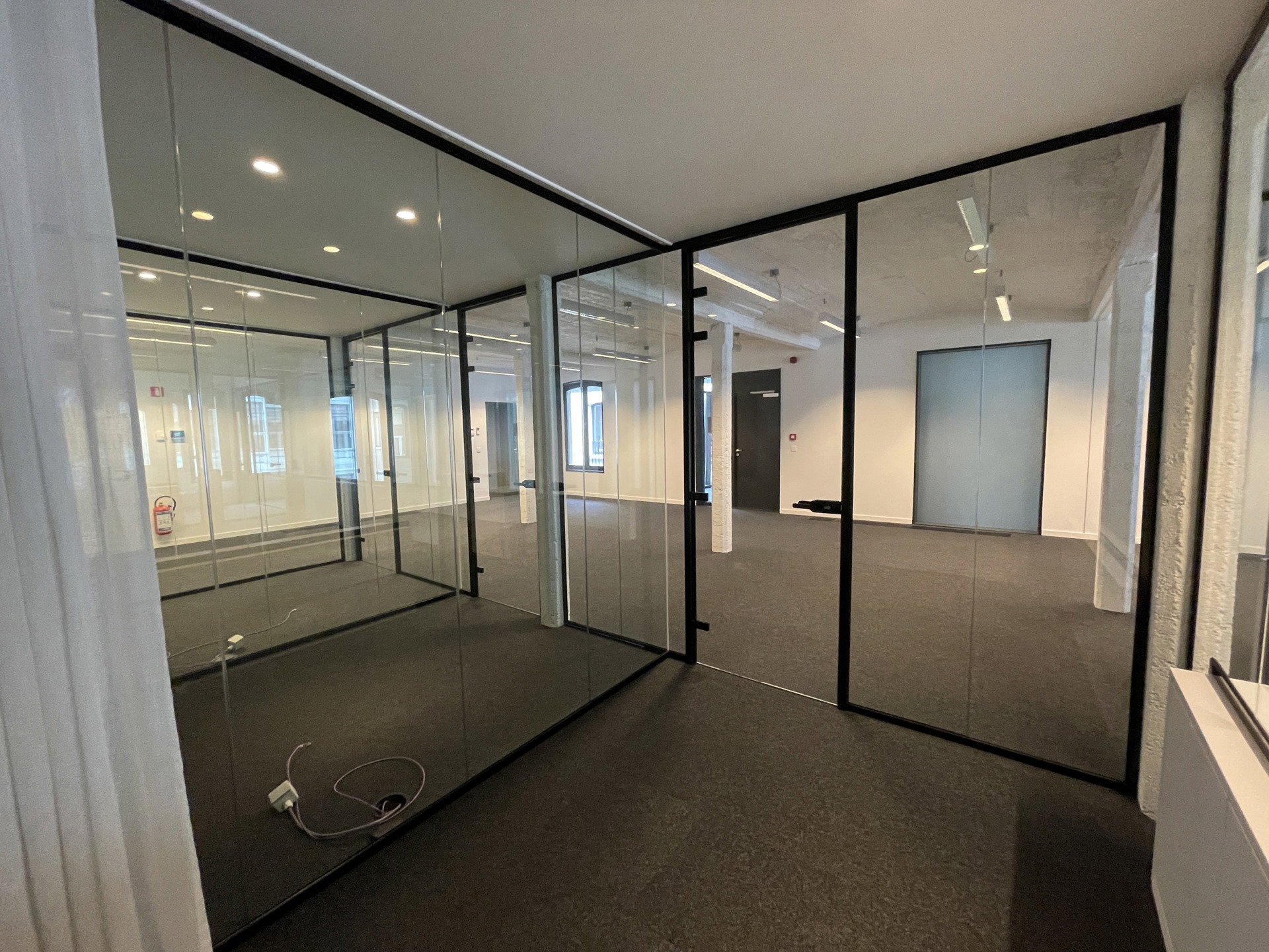 Kantoor gelijkvloers 245m² achteraan te huur - foto 5