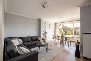 <p><span>Dit comfortabele appartement ligt op de tweede verdieping van een kleinschalig en goed onderhouden gebouw, te vinden in een rustige woonwijk. Het recent-gerenoveerde én geïsoleerde dak zorgen voor een prima EPC score. Het commercieel centrum van Wilrijk is op wandelafstand verwijderd en voor een verdere uitstap zijn snelwegen en invalswegen vlakbij. Wie liever de rust opzoekt zal ongetwijfeld baat hebben bij de omliggende parken. Kortom: een centraal gelegen appartement voor wie een kalme omgeving ook zeker welkom is.</span></p><p><span> </span></p><p><span>Binnenkomen doen we via een praktische inkomhal waar een handige ruimte is om jassen en schoenen op te bergen. Apart toilet is hier ook aanwezig.</span></p><p><span> </span></p><p><span>De woonkamer geniet van een fijne lichtinval met voldoende plaats voor een grote eettafel en een gezellig salon.</span></p><p><span> </span></p><p><span>Aangrenzend ligt de keuken, dewelke is uitgerust met gasvuur, oven en vaatwasser; de koelkast staat apart. De talrijke witte inbouwkasten maken deze uiterst functioneel, de groene accentmuur zorgt voor een frisse uitstraling.</span></p><p><span> </span></p><p><span>Het appartement beschikt over twee slaapkamers. De grootste van de twee is ruim en heeft genoeg plaats voor bed en kleerkast. De tweede slaapkamer wordt vandaag als vestiaire gebruikt, waarbij een muur werd aangekleed met ingemaakte kasten. Verder is hier nog een fijn balkon te vinden.</span></p><p><span> </span></p><p><span>De badkamer werd net opgefrist en is praktisch en onderhoudsvriendelijk Ze omvat een ligbad met douchekop en dubbele lavabo met enkele kasten.</span></p><p><span> </span></p><p><span>Bovenop het appartement is er nog toegang tot een afgescheiden, volledig afgewerkte ruimte die ook nog een mooie oppervlakte kent. Vandaag is hier al een aansluiting voor wasmachine en droogkast te vinden, alsook een warmtepomp die de ruimte verwarmt en koelt. Deze kamer kan perfect gebruikt worden als creatief atelier, bureauruimte of eventueel als derde slaapkamer. Aanvullend geeft deze kamer uit op het platte dak, dat eventueel de mogelijkheid biedt om aan te kleden als een gezellig dakterras.</span></p><p><span> </span></p><p><span>Ten slotte hoort er bij het appartement nog een ruime garagebox. Ook op de oprit ervoor kunnen nog twee auto's geparkeerd staan. De garage is optioneel aan te kopen voor € 25.000.</span></p><p><span> </span></p><p><span>Troeven</span></p><p><span> </span></p><ul><li><span>Rustige buurt, toch centraal gelegen</span></li><li><span>Kleinschalig gebouw, lage gemeenschappelijke kost (€50/M)</span></li><li><span>Geïsoleerd dak</span></li><li><span>Goed EPC</span></li><li><span>Ruime en volledig afgewerkte polyvalente kamer.</span></li><li><span>Grote garagebox</span></li></ul>