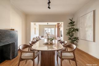Voor meer info en foto’s, surf naar www.swevers.be – Op een gunstige locatie aan de Kasteletsingel in Beringen vindt u deze halfopen bebouwing met heel wat renovatiemogelijkheden. De woning is momenteel verhuurd en wordt beschikbaar na opzeg van de huurder, wat een interessante opportuniteit biedt voor zowel eigen bewoning als investering. De woning uit 1952 beschikt over een bewoonbare oppervlakte van 203 m² en omvat een lichtrijke leefruimte van 33 m², een keuken met aansluitende wasplaats en veranda, een badkamer, apart toilet, berging, technische ruimte en een kelder. Op de eerste verdieping bevinden zich vier slaapkamers, ideaal voor een gezin, thuiskantoor of hobbyruimte. De zolder van ongeveer 40 m² biedt bovendien extra uitbreidingsmogelijkheden. Een absolute troef zijn de vier garages met plaats voor maar liefst vier wagens. De woning ligt op korte afstand van winkels, scholen, restaurants en openbaar vervoer, terwijl de autosnelweg vlot bereikbaar is. Dankzij de solide basis, praktische indeling, ruime garages en centrale ligging vormt deze woning een uitstekende opportuniteit voor gezinnen, handige renovatoren of investeerders die op zoek zijn naar een eigendom met veel potentieel. Voor meer informatie, bel 011 255 155. Bron bewoonbare oppervlakte: EPC – verslag. Dit pand is onderworpen aan de renovatieverplichting van de Vlaamse overheid voor residentiële gebouwen (behoudens bij sloop binnen 5 jaar na de aankoop). Consulteer voor meer informatie de website van het Vlaams Energie- en Klimaatagentschap via https://www.vlaanderen.be/een-huis-of-appartement-kopen/renovatieverplichting-voor-residentiele-gebouwen.