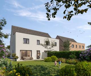 Op een prachtige en rustige locatie in Beerzel, vlakbij het centrum, winkels, scholen en openbaar vervoer, bevindt zich deze energiezuinige nieuwbouwwoning (BEN) met 4 slaapkamers. De woning combineert privacy en groen uitzicht met de voordelen van modern wonen volgens de strengste energienorm: Bijna Energie Neutraal (E-peil < 20).<br /><br />Deze stijlvolle halfopen bebouwing wordt uitgerust met een warmtepomp, vloerverwarming, zonnepanelen, een volledig ingerichte keuken en een moderne badkamer. U heeft nog de mogelijkheid om de afwerking mee te bepalen volgens het lastenboek.<br /><br />Let op: de getoonde afwerking is louter indicatief en vormt geen weergave van de specificaties in het lastenboek.<br /><br />We betreden de woning via de inkomhal met gastentoilet en vestiaire. De lichtrijke leefruimte biedt plaats voor een gezellige zithoek en een aparte eetruimte. De open keuken is mooi geïntegreerd en voorzien van kwalitatieve toestellen. Vanuit de leefruimte heeft u toegang tot het ruime terras en de zuidwestelijke tuin, waar u in alle rust en privacy kunt genieten. Op het gelijkvloers vindt u tevens een praktische berging/garage. Op de eerste verdieping geeft de nachthal toegang tot drie slaapkamers, een apart toilet en een badkamer uitgerust met dubbele lavabo, inloopdouche en bad. Op de zolderverdieping kunt u nog een vierde slaapkamer inrichten.<br /><br />Dit is een uitstekende opportuniteit als u op zoek bent naar een kwalitatieve nieuwbouw woning met 4 slaapkamers op een centrale locatie. Contacteer ons voor meer informatie op 0474/78 07 73 of neem een kijkje op www.boonstravastgoed.be.<br /><br />Bijzonderheden:<br />- Nieuwbouw<br />- Rustige ligging<br />- 4 slaapkamers