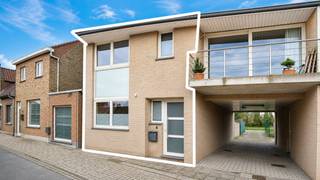 <span><span>In <strong>Beerst </strong>bevindt zich deze aangename woning met een praktische indeling en heel wat ruimte. De woning beschikt over een gezellige leefruimte, een functionele keuken en een ruime tuin achteraan. Dankzij de twee ruime slaapkamers en de extra zolderverdieping biedt deze woning heel wat ruimte.<br /><br />Bij het binnenkomen via de inkomhal heeft u toegang tot de <strong>woonkamer </strong>en het afzonderlijke <strong>toilet</strong>. De <strong>keuken </strong>sluit aan op de woonkamer en vormt zo een praktisch geheel. Vanuit de woning heeft u verder toegang tot het <strong>terras </strong>en de ruime <strong>tuin </strong>achteraan.<br /><br />Op de eerste verdieping geeft de nachthal toegang tot <strong>twee ruime slaapkamers</strong> en de <strong>badkamer</strong>. Deze is uitgerust met een douchebad, een dubbele lavabo en een toilet. De tweede verdieping bestaat uit een ruime <strong>zolderverdieping</strong>, die perfect dienst kan doen als extra bergruimte.<br /><br /><u>Troeven:</u></span></span>
<ul>
	<li><span><span>Vlotte bereikbaarheid;</span></span></li>
	<li><span><span>Aangename woning met praktische indeling;</span></span></li>
	<li><span><span>Twee ruime slaapkamers;</span></span></li>
	<li><span><span>Ruime zolderverdieping met extra opbergmogelijkheden;</span></span></li>
	<li><span><span>Badkamer met douchebad, dubbele lavabo en toilet;</span></span></li>
	<li><span><span>Terras en ruime tuin.</span></span></li>
</ul>
<span><span>Garagebox achter de woning, verplicht bij te huren aan €50,00 per maand.<br /><br />Bent u op zoek naar een woning met voldoende ruimte, een aangename tuin en een praktische indeling? Dan is deze woning in Beerst zeker een bezoek waard.</span></span>