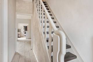 OPEN HUIS OP ZATERDAG 21/03 VAN 10U TOT 12U - INSCHRIJVEN VERPLICHT!<br />Starterswoning in het hartje van Kapellen! Deze woning beschikt over <strong>2 slaapkamers</strong> en een <strong>ruime zolder</strong> (Ca. 30 m²)met <strong>vaste trap</strong> die mogelijkheid biedt voor een 3de slaapkamer. De woning werd reeds <strong>deels gerenoveerd</strong>. Dankzij de <strong>L- vormige opstelling</strong> en de gunstige oriëntatie geniet u van voldoende daglicht.<br /><br />Indeling als volgt:<br />Gelijkvloerse verdieping:<br />- Een inkomhal<br />- Een leefruimte (Ca. 19 m²) met sierhaard op <strong>tegelparket</strong>.<br />- Een aanliggende keuken (Ca. 9 m²) voorzien van <strong>5- pits gasvuur, vaatwasser en spoelbak</strong>.<br />- Een badkamer (Ca. 10 m²) voorzien van <strong>douche, wastafel, toilet en aansluitingen wasmachine en droogkast</strong>.<br /><br />Eerste verdieping:<br />- Twee ruime slaapkamers<br />- Slaapkamer 1: 14 m²<br />- Slaapkamer 2: 17 m²<br /><br />Een <strong>ruime zolderverdieping</strong> (Ca. 30 m²) met <strong>vaste trap</strong>!<br /><br />De tuin geniet van een gunstige <strong>zuid- west oriëntatie</strong>. <br />De tuin beschikt verder over een <strong>ruime berging </strong>met mogelijkheid tot atelier/werkruimte (Ca. 12 m²)!<br /><br />Locatie: Zeer <strong>centrale ligging</strong> op <strong>wandelafstand van winkels, restaurants, scholen en openbaar vervoer</strong>. Nabij natuurgebied '<strong>Het Rood</strong>'.<br /><br />Bijzonderheden:<br />- Rolluiken<br />- Vernieuwde vloeren, ramen en deuren in 2018<br />- Condensatieketel 2017<br />- Conforme elektrische keuring<br />- Geen asbest