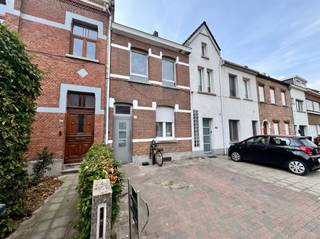 <p><span>Bent u op zoek naar een woning met potentieel op een rustige en gunstig gelegen locatie in Blaasveld? Dan is deze gezinswoning zeker het ontdekken waard. De woning dient gerenoveerd te worden, maar biedt dankzij de ruime indeling en verschillende mogelijkheden een uitstekende basis om er een aangename en hedendaagse thuis van te maken.</span></p><p><span>Op het gelijkvloers beschikt de woning over een <strong>ruime woonkamer</strong> met aansluitend een <strong>open keuken</strong>. Verder bevindt zich op deze verdieping een badkamer. Vanuit de leefruimte is er een aangename connectie met de <strong>gezellige en rustige tuin</strong>, waar u in alle privacy kunt genieten van het buitenleven.</span></p><p><span>De eerste verdieping omvat momenteel een <strong>slaapkamer</strong> en een bijkomende kamer waarin de <strong>funderingen voor een nieuwe badkamer reeds werden voorzien</strong>. Dit biedt de mogelijkheid om de woning verder naar eigen wensen in te richten.</span></p><p><span>Op de bovenverdieping bevinden zich nog <strong>twee volwaardige slaapkamers</strong>, waardoor de woning in totaal over drie slaapkamers beschikt, met mogelijkheden om de indeling verder te optimaliseren.</span></p><p><span>Daarnaast beschikt de woning over een <strong>kelder</strong>, ideaal als extra bergruimte.</span></p><p><span>De woning vraagt een grondige renovatie, maar vormt dankzij haar <strong>ruime indeling, rustige tuin en interessante ligging in Blaasveld</strong> een mooie opportuniteit voor wie op zoek is naar een renovatieproject met potentieel.</span></p>