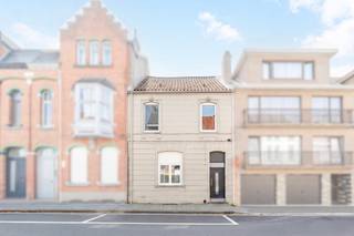 <p>Ben je op zoek naar een ruime woning met 3 slaapkamers, 2 badkamers en zuidwest georiënteerde tuin in Aalst? Gevonden!</p>
<p>Op een interessante locatie nabij het centrum van Aalst bevindt zich deze bijzonder ruime ééngezinswoning. Scholen, winkels, openbaar vervoer en belangrijke invalswegen liggen vlakbij, waardoor je hier geniet van een vlotte bereikbaarheid en alle dagelijkse voorzieningen binnen handbereik. De woning werd reeds gedeeltelijk gerenoveerd, maar de kandidaat-kopers dienen wel rekening te houden met opstijgend vocht. Extra troeven zijn de nieuwe voordeur, de vliegendeur achteraan, de vliegenramen in de slaapkamers en de op maat gemaakte gordijnen. Achteraan de tuin kan bovendien eenvoudig een poortje worden gecreëerd, zodat je via het aangrenzende park vlot met fietsen of een motorfiets binnen kan.</p>
<p>Op het gelijkvloers kom je binnen via de inkomhal, die toegang geeft tot de ruime woonkamer en aansluitende eetkamer. Verder bevinden zich hier een zitkamer, een eerste badkamer en een uitgeruste keuken met vaatwasser, pyrolyseoven, nieuwe dampkap en nieuwe inductiekookplaat. De polyvalente ruimte/berging geeft toegang tot het overdekte terras en de aangename tuin.</p>
<p>Op de eerste verdieping vind je twee volwaardige slaapkamers van 17 m² en 14 m², waarvan één met een ruime inloopkast, en een tweede badkamer van 10 m². De bovenste verdieping biedt een royale ruimte van 24 m² die, mits aanpassing van het plafond ter hoogte van de overloop, kan worden ingericht als derde slaapkamer. Verwarming is hier reeds aanwezig. Een kelder van 13 m² zorgt voor bijkomende bergruimte.</p>
<p>Ben je op zoek naar een ruime gezinswoning met een centrale ligging en veel potentieel? Boek dan snel een afspraak in via onze ERA-site op 15/08!</p>