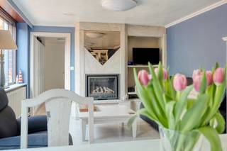 We zijn verheugd om u opnieuw een woning in deze gegeerde wijk te kunnen aanbieden!!! Halfopen bebouwing en bestaande uit hal, gezellige living...