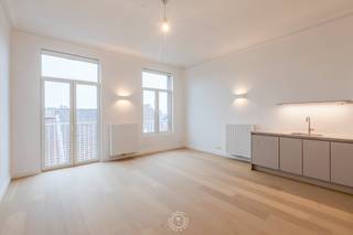 Op de <strong>tweede verdieping </strong>van een recent volledig gerenoveerde residentie bevindt zich dit prachtig afgewerkte appartement, dat via <strong>de lift </strong>vlot toegankelijk is. Het appartement <strong>straalt luxe en comfort </strong>uit en is met oog voor detail gerenoveerd.<br /><br />Bij het betreden van de woonruimte valt meteen de <strong>warme en elegante uitstraling</strong> op. De prachtige <strong>parketvloer </strong>en <strong>verfijnde molures</strong> geven de ruimte een stijlvolle sfeer. Dankzij de <strong>hoge plafonds en grote raampartijen </strong>geniet de woonkamer van veel <strong>lichtinval en een ruimtelijk gevoel</strong>. De moderne,<strong> volledig ingerichte keuken</strong> sluit naadloos aan op de woonkamer en is uitgerust met hoogwaardige toestellen, perfect voor wie houdt van koken en gezelligheid.<br /><br />Het appartement beschikt over een <strong>aparte slaapkamer </strong>met aansluitend het terras*. De badkamer is praktisch en smaakvol ingericht met een inloopdouche, een wastafel en een extra berging met aansluiting voor een wasmachine. Daarnaast is er een <strong>apart gastentoilet</strong> en een <strong>extra berging </strong>in het appartement voor nog meer opbergruimte.<br /><br />Parkeren is hier geen probleem, want het appartement beschikt over een <strong>eigen autostaanplaats</strong>. Het appartement is<strong> beschikbaar vanaf 01/07</strong> voor een huurder die oog heeft voor de hoogwaardige materialen en <strong>met zorg zal omgaan met deze mooie woonst.</strong><br /><br />De huurprijs bedraagt<strong> €895 per maand, met een bijkomende provisie van €75 per maand voor gemeenschappelijke onkosten.</strong><br /><em>Individuele tellers voor water, gas en elektriciteit. </em><br /><br />Ben je geïnteresseerd in dit prachtige appartement en wens je een bezoek te plannen? Neem dan contact op via mail op <strong>cvg@claves.be of telefonisch via 03/502.78.94</strong>. <br /><br /><em>(*) het terras is exclusief toegankelijk vanuit het appartement, maar is gemeenschappelijk. </em>