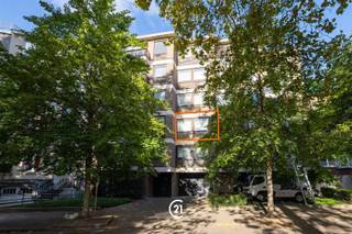 Instapklare studio van 45 m² in perfecte staat van onderhoud en gunstig gelegen ten opzichte van het openbaar vervoer en winkelsHet appartement bevindt zich op de 2e verdieping in een kleine mede-eigendom.. Ideaal voor een vaste stek (pied-à-terre) of voor een investering.Er is ook nog een lift, een gepantserde inkomdeur en een kelder.De indeliong is als volgt : een inkomhal met apart toilet en vestiairekast, een lichtvolle leefruimte met ingebouwde kasten en een ingebouwde uitklapbaar bed, een recente vernieuwde douchekamer en een zeer recente ingerichte keuken.Zeer aangename living en zo goed als instapklaar.