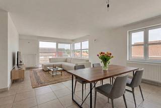 Op een centrale ligging aan de Groteweg in Geraardsbergen, nabij Colruyt, het stadscentrum en tal van voorzieningen, bevindt zich op de derde verdieping van een kleinschalige residentie dit lichtrijk en ruim appartement met 2 slaapkamers. Dankzij de grote raampartijen geniet het appartement van veel natuurlijk licht en een aangenaam ruimtegevoel. <br />Via de ruime inkomhal bereikt u 2 volwaardige slaapkamers, de badkamer en een praktische berging. Verder beschikt het appartement over een open leefruimte met keuken, eetplaats en gezellige living.<br />Troeven:<br />- Ruime terrassen aan zowel de voor- als achterzijde<br />- Mooie zichten op de omgeving en het omliggende groen<br />- Privatieve kelder<br />- Centrale ligging in Geraardsbergen<br />- Vlotte verbinding met alle dagelijkse voorzieningen<br />- Goede bereikbaarheid richting Wetteren en Lessen<br />- Centrale verwarming op aardgas<br />- Airconditioning aanwezig<br />- Elektrische installatie conform<br />- Asbestveilig<br />- EPC-label B<br />- Openbare parkeergelegenheid achter het gebouw<br />- Interessante investeringsmogelijkheid met een rendement van ongeveer 4%<br />Voor meer info en een bezoek, bel Matthias: 0478/32 77 70