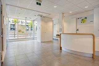 <p><strong>Uniek transformatieproject: combineer wonen en werken op een toplocatie in Arendonk</strong></p>
<p>Op een uitstekende zichtlocatie in het centrum van Arendonk bevindt zich dit voormalige bankgebouw met uitzonderlijk veel potentieel. Dankzij de flexibele indeling en het gebruik van lichte scheidingswanden biedt dit pand niet alleen mogelijkheden als kantoor- of handelsruimte, maar ook als combinatie van handelszaak met bovenliggende woonst.</p>
<p>Het gelijkvloers beschikt momenteel over een open onthaalruimte en diverse afzonderlijke kantoorruimtes. Afhankelijk van uw plannen kan deze verdieping perfect ingericht worden als handelsruimte, praktijk of showroom. Het achterste kantoor biedt bovendien de mogelijkheid om omgevormd te worden tot een inpandige garage, wat een belangrijke meerwaarde vormt voor een toekomstige woonfunctie.</p>
<p>De bovenverdiepingen lenen zich uitstekend voor de creatie van een ruime en comfortabele woning. Doordat een groot deel van de huidige indeling bestaat uit lichte scheidingswanden, kan de eerste verdieping heringericht worden tot een royale leefruimte met woonkamer en open keuken. Daarnaast blijft er voldoende plaats voor een afzonderlijke bureauruimte, tv-kamer, hobbyruimte of strijkkamer. Achteraan bestaat de mogelijkheid om een aangenaam privatief terras te creëren.</p>
<p>Op de tweede verdieping kunnen vervolgens twee tot drie slaapkamers en een volwaardige badkamer worden ingericht, waardoor een ruime gezinswoning ontstaat boven de commerciële ruimte.</p>
<p>Een bijkomende troef is de omvangrijke kelderverdieping met verschillende opslagruimtes. Hierdoor zijn diverse gebruiksconcepten mogelijk. Zo kan men ervoor kiezen om zelf boven het handelspand te wonen en beneden een eigen zaak uit te baten. Daarnaast biedt het pand ook investeringsmogelijkheden waarbij de handelsruimte vooraan afzonderlijk verhuurd wordt, terwijl de bovenliggende woonst een aparte bestemming krijgt. De handelsruimte kan bovendien gekoppeld blijven aan de grote kelderruimtes, wat bijzonder interessant is voor winkels, webshops, vakhandel of andere activiteiten die nood hebben aan extra stockageruimte.</p>
<p><strong>Mogelijke invullingen</strong></p>
<p>✔ Handelspand met privatieve woonst<br />✔ Winkel met bovenliggend appartement<br />✔ Praktijkruimte met gezinswoning<br />✔ Investering met afzonderlijk verhuurbare handelsruimte<br />✔ Showroom met opslag in de kelder<br />✔ Combinatie van wonen, werken en stockeren op één locatie</p>
<p><strong>Troeven</strong></p>
<p>✔ Centrale ligging in het hart van Arendonk<br />✔ Uitstekende commerciële zichtbaarheid<br />✔ Flexibele indeling met verbouwingsingrepen<br />✔ Mogelijkheid tot inpandige garage<br />✔ Potentieel voor terras achteraan<br />✔ Ruime kelder met talrijke opslagmogelijkheden<br />✔ Vlotte verbinding met de E34<br />✔ Interessant voor zowel eigen gebruik als investering</p>
<p><strong>Een uitzonderlijke opportuniteit voor wie op zoek is naar een pand waar wonen, werken en investeren perfect gecombineerd kunnen worden op een toplocatie in het centrum van Arendonk.</strong></p>