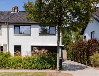 Op een gegeerde locatie op de grens van Elsdonk en Molenveld vinden we deze sfeervolle, instapklare en energiezuinige halfopen woning. De woning combineert een warme, hedendaagse stijl met het comfort van een grondige totaalrenovatie in 2018 inclusief uitbouw.
Op het gelijkvloers vinden we een inkomhal met vestiaire en gastentoilet. Vervolgens komt men in een aangename leefruimte met karaktervolle visgraadparket en lichte, hedendaagse keuken met aansluitende eetruimte. Dankzij de uitbouw ontstaat hier een mooie leefruimte met veel lichtinval en een natuurlijke verbinding met de tuin. Een hoogwaardige hoekhaard zorgt ook in de winter voor warmte en gezelligheid.
Op de eerste verdieping bevinden zich drie slaapkamers waaronder de ruime master bedroom met aansluitende inloopdressing. Daarnaast is er een stijlvolle badkamer afgewerkt in maatwerk Mortex (dubbel lavabomeubel, bad en inloopdouche).
De zolder is bereikbaar via een uitschuifladder en biedt mogelijkheden voor verdere uitbreiding (extra slaapkamer/badkamer).
De tuin is een belangrijke troef en beschikt achteraan over een houten terras waar volop van de zon kan worden genoten. Tevens bevindt zich in de tuin een voormalige garage die werd aangepast en ingericht als praktische berging/tuinhuis en fietsenstalling. Vooraan beschikt de woning over een oprit.
Troeven:
- Locatie
- Volledig gerenoveerd in 2018
- Gunstig EPC-label B
- Zowel kelder, zolder als tuinhuis/berging aanwezig
- Stijlvolle afwerking (visgraadparket, hoekhaard, Mortex badkamer...)
- Aangename, rustgevende tuin
De woning is volgend jaar beschikbaar vanaf 1 december 2027.
Kijkweekend op zaterdag 26 en zondag 27 september. Voor info of een afspraak: 0485 95 75 68. Geen immo aub.
