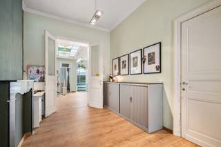 <p>Wie houdt van karakter, ruimte en de vrijheid om een woning helemaal naar eigen smaak vorm te geven, vindt hier een mooie basis.</p><p> </p><p>Op het gelijkvloers zorgen de hoge plafonds, authentieke deuren en royale ruimtes meteen voor sfeer. De ruime voorkamer is momenteel ingericht als kantoor, maar leent zich perfect als leefruimte. Verder naar achteren volgen verschillende ruimtes die flexibel kunnen worden ingevuld. De grote, lichtrijke ruimte met bijzondere lichtkoepel vormt daarbij een echte blikvanger en biedt tal van mogelijkheden als eetkamer, speelruimte, atelier of extra leefruimte. Ook de keuken kan volledig naar eigen smaak worden vernieuwd.</p><p> </p><p>Op de verdiepingen bevinden zich <strong>vier slaapkamers</strong> en daarboven wacht nog een <strong>inrichtbare zolder</strong>, ideaal voor wie extra woon-, werk- of hobbyruimte wenst.</p><p> </p><p>Buiten beschikt de woning over een koer en tuin, een fijne plek om van het buitenleven te genieten.</p><p> </p><p>De woning vraagt renovatie en verdere afwerking, maar biedt daardoor alle vrijheid om er een thuis van te maken die helemaal bij jou past. <strong>Met EPC-label D geldt bovendien geen renovatieverplichting</strong>, waardoor je de werken op eigen tempo kunt aanpakken.</p><p> </p><p><strong>Benieuwd naar de mogelijkheden? Contacteer Chiara voor een bezoek.</strong></p>