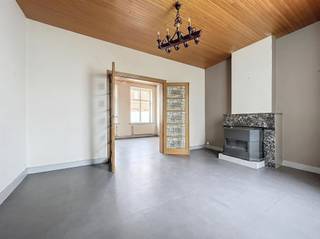 <h1><span>Deze woning heeft </span><span>geen renovatieplicht</span><span> en is ingedeeld als volgt:</span></h1><h1><span> </span></h1><h1><span>Gelijkvloers</span><span>:</span></h1><h1><span>Inkomhal, woonkamer in twee delen, keuken en gezellige stadskoer.</span></h1><h1><span> </span></h1><h1><span>Eerste verdieping:</span></h1><h1><span>Nachthal, badkamer en twee slaapkamers.</span></h1><h1><span> </span></h1><h1><span>Tweede verdieping:</span><span> </span></h1><h1><span>Derde slaapkamer en zolderruimte met mogelijkheid tot creëren van extra kamer.</span></h1><h1><span> </span></h1><h1><span>Ben je op zoek naar een stadswoning, investeringspand of projectje? Dan is dit uw kans!</span></h1><p><span> </span></p>