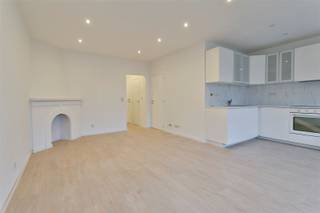 BERCHEM: Centraal gelegen pas gerenoveerd 2/3 slaapkamer appartement. Gelegen op  een 2de verdiep van een kleinschalig gebouw met lage algemene...