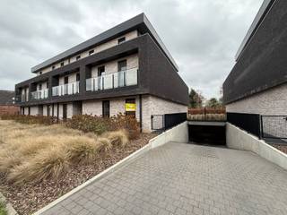 Dit prachtige en nog recente appartement met tuin op wandelafstand van het centrum van Geel.In de inkomhal is ruim plaats voor een grote...