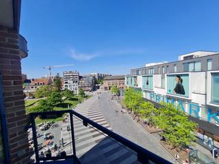 Op zoek naar een ruim en lichtrijk appartement in het centrum van Hasselt? Dit pareltje op de vierde verdieping biedt alles wat u zoekt!U komt binnen...