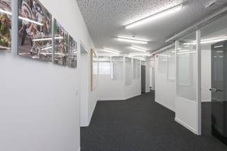 Ingericht, gemeubeld kantoor te huur van ca. 34,57m² op centrale ligging in bedrijvencentrum 3koningen te Torhout.Er is veel lichtinval, alle voorzieningen zoals netwerk, airco, .. zijn aanwezig.Het privatieve kantoor maakt deel uit van bedrijvencentrum '3koningen' waarin het onthaal, de inkomhal, vergaderzaal, keuken, gangen, netwerk, internet, printer, .... ten dienste staan van het volledige gebouw.Ruime parking voor en naast kantoorgebouw.De artistieke uitstraling van het gebouw wordt ook binnenin doorgetrokken door de aanwezigheid van kunst, glazen wanden, vernieuwende verlichting, ...Gelegen op minder dan 1 minuut van de verbindingsweg Roeselare-Brugge, en nabij op-en afrit E403 (Torhout).In de vermelde prijs zijn volgende zaken reeds inbegrepen: onroerende voorheffing, verzekering, gebruik gemeenschappelijke faciliteiten zoals netwerk, vergaderzaal, inkomhal, keuken, ...Aarzel zeker niet om contact op te nemen indien dit bedrijfsvastgoed bestaande uit een kantoor te huur nabij de E403 in Torhout u kan interesseren.