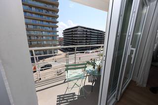 In een gebouw gelegen op de Zeedijk bevindt zich dit volledig vernieuwde 1-slaapkamer appartement, ideaal als vaste woonst, tweede verblijf of investering aan zee.<br />Het pand die gelegen is op een 4de verdieping werd recent vernieuwd en biedt comfortabel wonen op een toplocatie aan zee.<br />Via de inkomhal betreedt u de lichtrijke woonkamer met eetruimte, dankzij het schuifraam geniet u van overvloedig daglicht en directe toegang tot het zonnige terras – ideaal om buiten te ontspannen.<br />De open keuken is smaakvol ingericht en uitgerust met de nodige elektrische toestellen, ideaal voor wie graag kookt in een moderne setting.<br />Verder beschikt het appartement over een slaapkamer met balkon aansluitend terras en een vernieuwde badkamer met regendouche en toilet.<br />Kortom, een instapklaar appartement op een topligging nabij aan het strand en met alle voorzieningen.<br /><br /><strong>Troeven:</strong>
<ul>
	<li><span>Ingang via Zeedijk</span></li>
	<li><span>Volledig vernieuwd in 2024</span></li>
	<li><span>Lichtrijke leefruimte</span></li>
	<li><span>Zonnige terrassen</span></li>
	<li><span>Op wandelafstand van strand, winkels en openbaar vervoer</span></li>
	<li><span>Ramen en elektriciteit werden volledig vernieuwd.</span></li>
	<li><span>Gratis parking aan de overzijde van het gebouw</span></li>
</ul>
<br />Het gebouw is vrij van grote kosten.<br />Het appartement scoort uitstekend op vlak van energie: EPC=> 128 kWh/m²<br /><br />Wenst u snel in dit moderne appartement met zonnig terras te komen wonen, neem dan contact op via telefoon op 059/707.966 of via e-mail naar nicolas@jolieinvest.be<br /> 