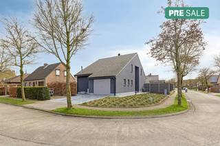 Lorsque vous entrez, vous remarquez immédiatement l'espace de vie spacieux et lumineux. La cheminée d'ambiance constitue le cœur du salon, idéale...