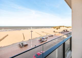 EERSTE BEZOEKMOMENT OP ZATERDAG 20/12/2025. SCHRIJF U IN VIA DE WEBSITE!PRACHTIG Appartement in recent (2016) gebouw met FRONTAAL zeezicht.Dit unieke...