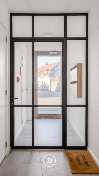 Dit appartement is de penthouse van het monumentale gerestaureerde 18de-eeuws herenhuis "het Witte Huys", gelegen in het centrum van Knesselare.Het...