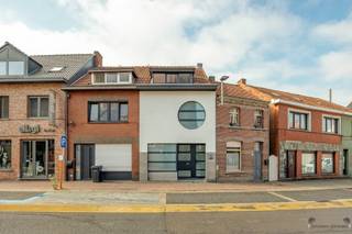 <p><span>Karaktervolle, gerenoveerde woning met veelzijdige indeling tegenover de kerk van Brecht </span></p><p><span> </span></p><p><span>Gelegen op een centrale locatie aan Biest, vlak tegenover de kerk van Brecht, bevindt zich deze gerenoveerde woning met een bijzonder verleden. </span></p><p><span>De woning deed oorspronkelijk dienst als tandartspraktijk en de voormalige praktijkindeling is vandaag nog duidelijk voelbaar. </span></p><p><span>Net dat zorgt voor een verrassend veelzijdige woning met verschillende mogelijkheden voor wie wonen en werken wil combineren of nood heeft aan extra ruimte. </span></p><p><span> </span></p><p><span>Bij het binnenkomen bevindt zich op het gelijkvloers een ruime kamer die oorspronkelijk dienst deed als wachtruimte. Vandaag kan deze ruimte perfect ingericht worden als slaapkamer, bureau, hobbyruimte of praktijkruimte. Daarnaast bevinden zich op deze verdieping een gastentoilet en een moderne badkamer met ruime inloopdouche en dubbel wastafelmeubel. </span></p><p><span> </span></p><p><span>De eerste verdieping vormt het centrale leefgedeelte van de woning. De lichtrijke leefruimte is afgewerkt met een stijlvolle keramische tegelvloer en sluit rechtstreeks aan op de volledig vernieuwde open keuken. Deze werd recent geplaatst en is uitgerust met kwalitatieve inbouwtoestellen. De open indeling zorgt voor een aangename leefomgeving waar koken, tafelen en ontspannen mooi samenkomen. </span></p><p><span> </span></p><p><span>Op de tweede verdieping bevinden zich nog twee ruime slaapkamers. Hierdoor beschikt de woning over drie volwaardige ruimtes die als slaapkamer kunnen worden ingericht, aangevuld met de mogelijkheid om de gelijkvloerse kamer anders te benutten naargelang uw persoonlijke noden. </span></p><p><span> </span></p><p><span>Ook aan praktische bergruimte ontbreekt het niet. De woning beschikt over een kelder en een ruime tuin met terras en tuinberging. De buitenruimte biedt bovendien een aangename plek om te genieten van de rust, ondanks de centrale ligging. </span></p><p><span> </span></p><p><span>Op technisch vlak beschikt de woning over aluminium ramen met dubbele beglazing, elektrische verwarming en een airco met lucht-luchtwarmtepomp, die zowel voor verwarming als verkoeling kan zorgen. </span></p><p><span> </span></p><p><span>Troeven op een rij: </span></p><p><span>- Gerenoveerde woning op een centrale locatie in Brecht</span></p><p><span>- Gelegen vlak tegenover de kerk </span></p><p><span>- Voormalige tandartspraktijk met bijzonder veelzijdige indeling </span></p><p><span>- 3 mogelijke slaapkamers</span></p><p><span>- Gelijkvloerse kamer met mogelijkheden als slaapkamer, bureau, praktijk- of hobbyruimte </span></p><p><span>- Volledig vernieuwde en uitgeruste keuken </span></p><p><span>- Moderne badkamer met ruime inloopdouche </span></p><p><span>- Ruim terras en tuin met tuinberging </span></p><p><span>- Kelder </span></p><p><span>- Aluminium ramen met dubbele beglazing</span></p><p><span>- Nabij winkels, scholen en belangrijke invalswegen .</span></p><p><span> </span></p><p><span>Een woning met een </span><span>unieke indeling</span><span> en een </span><span>bijzonder verhaal</span><span>, die dankzij de recente renovaties en haar centrale ligging een interessante opportuniteit vormt voor wie op zoek is naar een instapklare woning met extra mogelijkheden.</span></p>