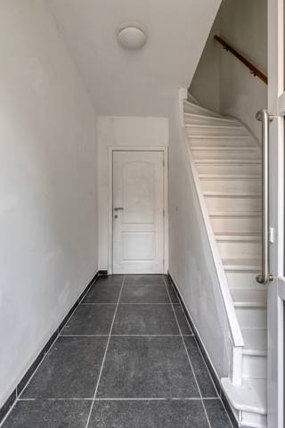 <p><strong>Charmante maison familiale rénovée avec 3 chambres – prête à emménager et économe en énergie</strong></p>
<p>Située dans une rue calme, cette maison pleine de caractère datant de 1930 a été rénovée avec soin et dans les règles de l’art par le propriétaire actuel.</p>
<p>Sur un terrain de 135 m² et avec une surface habitable de 126 m², cette maison offre tout ce qu’une famille moderne recherche, tout en conservant son charme authentique.</p>
<p><strong>Disposition :</strong><br />Au rez-de-chaussée, vous entrez dans un séjour lumineux menant à une cuisine récente entièrement équipée et à une salle de bain moderne. La véranda conviviale donne accès à la terrasse et au jardin ensoleillé — idéal pour se détendre ou profiter en famille.</p>
<p>Au premier étage se trouvent deux chambres spacieuses et lumineuses. Les combles ont été aménagés en une troisième chambre à part entière — parfaite comme suite parentale, bureau ou espace hobby.</p>
<p><strong>Atouts de cette maison :</strong></p>
<ul>
<li>
<p>PEB B – logement économe en énergie</p>
</li>
<li>
<p>Électricité conforme</p>
</li>
<li>
<p>Prête à emménager et rénovée avec goût</p>
</li>
</ul>
<p></p>