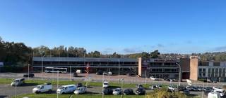 Tijdelijke verhuur van commerciële ruimte / opslagplaats op TOP ligging.3250 m2 en 900 m2 zijn beschikbaar op gelijkvloers.Huurprijs:3250 m2: 10.000...