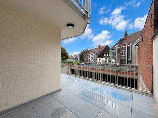 Op een uitstekende ligging aan het Citadelpark bevindt zich dit ruime appartement met een bewoonbare oppervlakte van ca. 124 m². Het appartement is gelegen op de eerste verdieping en combineert royale leefruimtes met een aangenaam groen uitzicht.<br /><br />De indeling omvat een inkomhal met gastentoilet, een ruime en lichtrijke leefruimte en een afzonderlijke keuken met aansluitend balkon. Verder zijn er drie ruime slaapkamers, een douchekamer en een praktische berging.<br /><br />Een absolute troef is het ruime terras van ca. 18 m² aan de achterzijde.<br /><br />Dankzij de ligging bevinden winkels, restaurants, openbaar vervoer en tal van andere voorzieningen zich in de onmiddellijke omgeving. Ook het station Gent-Sint-Pieters ligt op wandelafstand en de belangrijkste verbindingswegen zijn vlot bereikbaar.<br /><br />Een privatieve kelderberging is inbegrepen. Daarnaast is er een overdekte autostaanplaats beschikbaar.<br />
<ul>
<li>EPC: 105 kWh/m²/jaar</li>
<li>Bewoonbare oppervlakte: ca. 124 m²</li>
<li>Terras: ca. 18 m²</li>
<li>Bouwjaar: 1980</li>
<li>Richtprijs appartement: € 380.000</li>
<li>Overdekte autostaanplaats: € 35.000</li>
</ul>
<br />Een ruim 3-slaapkamerappartement met terras op een bijzonder gegeerde, groene en centrale ligging in Gent.<br /><br />Bezoek mogelijk via Arcade Vastgoed.